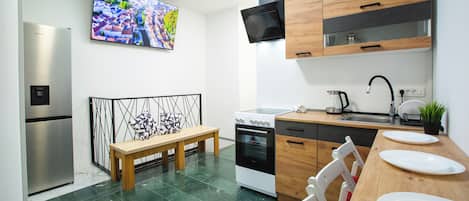 Full-size fridge, microwave, oven, stovetop