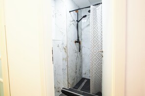Shower, hair dryer, slippers, towels - AISHA Hostel (Ljubljana)