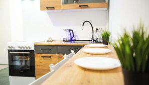 Double Bunk Bed Room - 3 Beds | Eigene Küche | Großer Kühlschrank, Mikrowelle, Ofen, Herdplatte