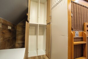 Twin Bunk Bed Room - 3 Beds | Soundproofing, free WiFi - AISHA Hostel (Ljubljana)