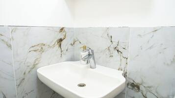 Douche, sĂšche-cheveux, chaussons, serviettes fournies
