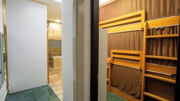 Twin Bunk Bed Room - 3 Beds | Soundproofing, free WiFi