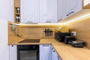 Kjøleskap, mikrobølgeovn, ovn og kokeplater