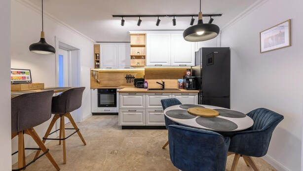 Wasserkocher mit Kaffee-/Teezubehör, Kühlschrank, Mikrowelle, Ofen