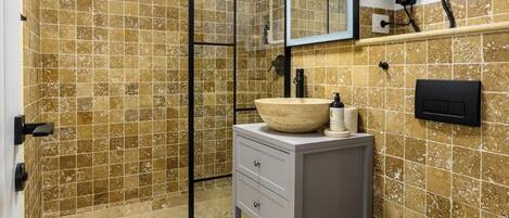 Douche, articles de toilette écologiques, sèche-cheveux, bidet