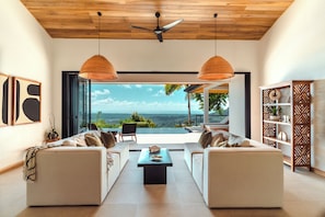 Villa de lujo, balcón, vista al océano | Área de sala de estar