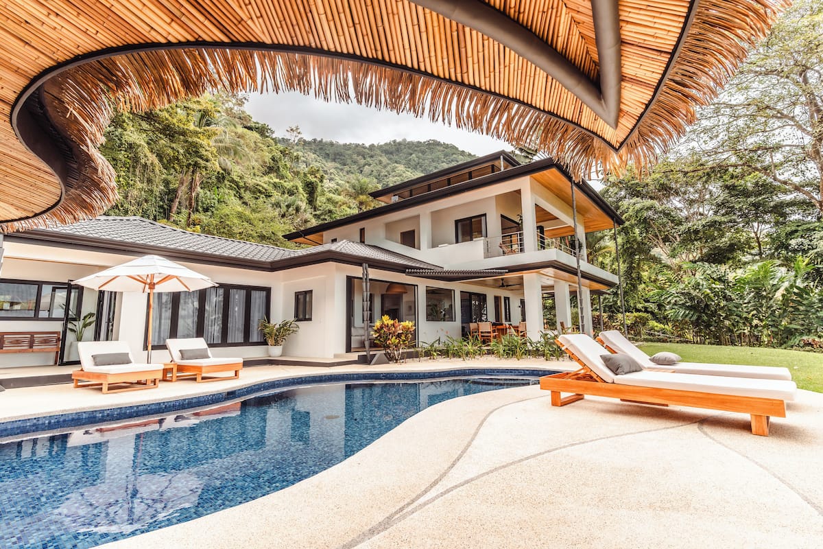 Villa de lujo, balcón, vista al océano | 1 habitación, tabla de planchar con plancha y wifi gratis