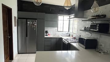 Refrigerador, microondas, horno y parrilla de estufa