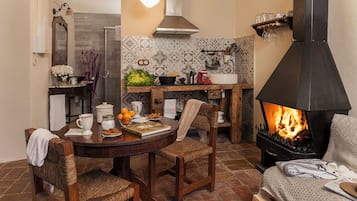Apartamento conforto, 1 quarto, vista para a cidade | Cozinha privada | Cafeteira/chaleira, torradeira, toalhas de papel