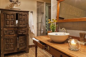 Classic Studio, 1 Bedroom, City View | Bathroom | Shower, hair dryer, towels, toilet paper - Can Barrina Ventallo (Ventallo)