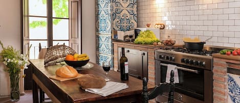 Apartment, 3 Bedrooms, City View | Private kitchen