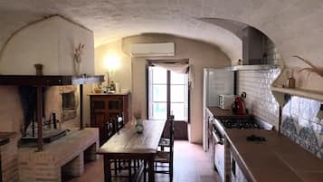 Apartamento, 3 quartos, vista para a cidade | Cozinha privada | Cafeteira/chaleira, torradeira, toalhas de papel