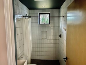 Douche, sèche-cheveux, serviettes fournies, savon