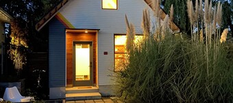 Modern guest house in the vibrant Sabin neighborhood