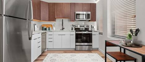 Frigorífico, microondas, horno y placa de cocina