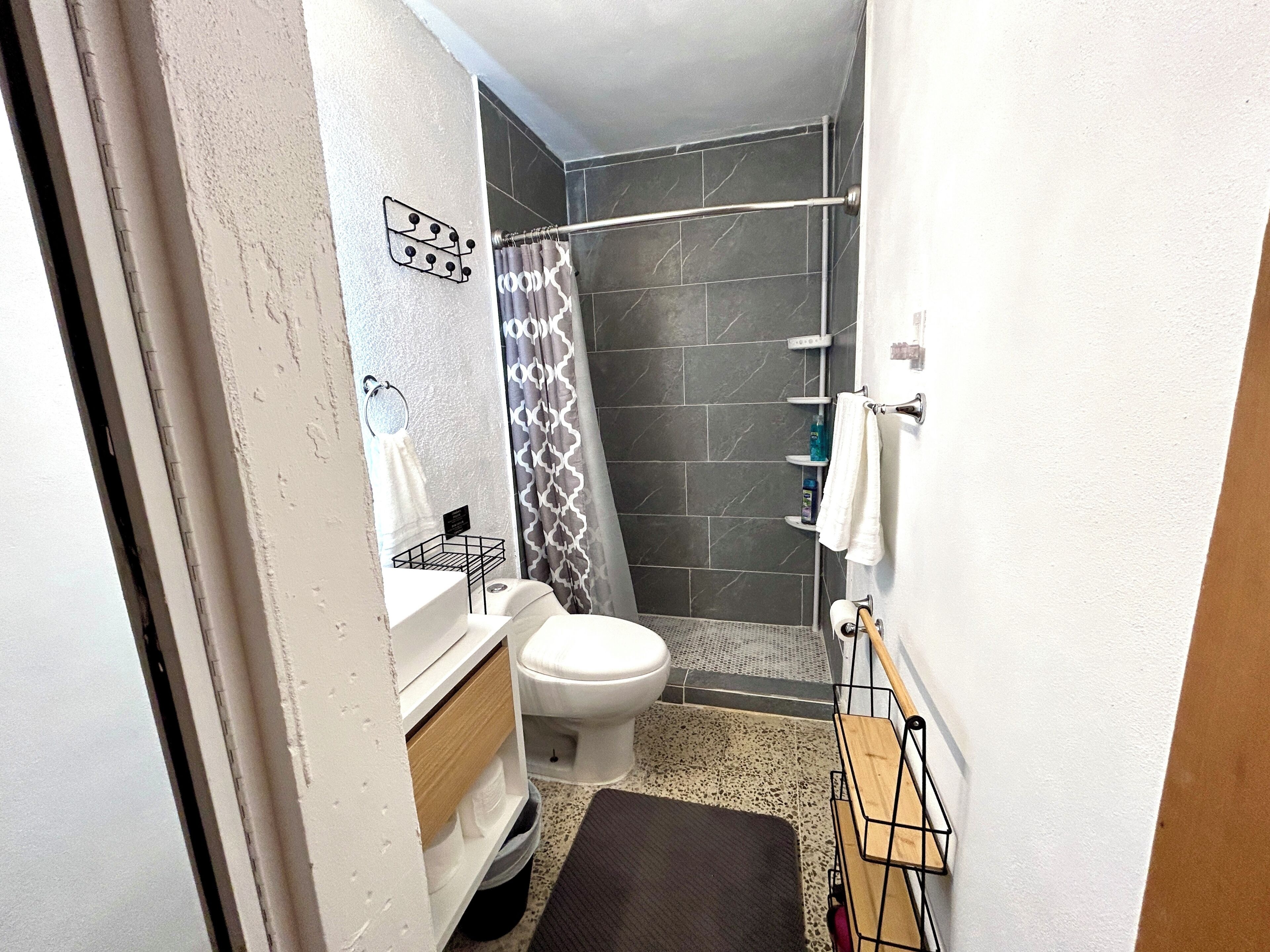 Ein kleines Badezimmer mit Toilette, Waschbecken und Dusche.