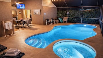 Una piscina al aire libre, una piscina climatizada