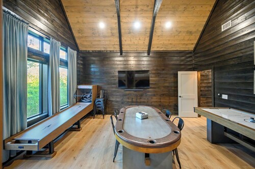 Luxe Spacious Cabin on Pond | Games, 2 acres
