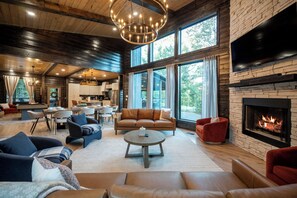 Smart TV, chimenea, mesa de ping pong