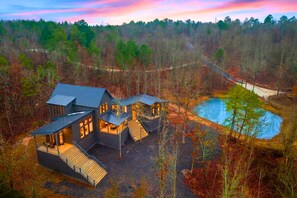 A modern house with multiple levels, a large deck, and a pond. - Sleeps 20 | Secluded, Pond & Loaded Game Room! (Broken Bow)