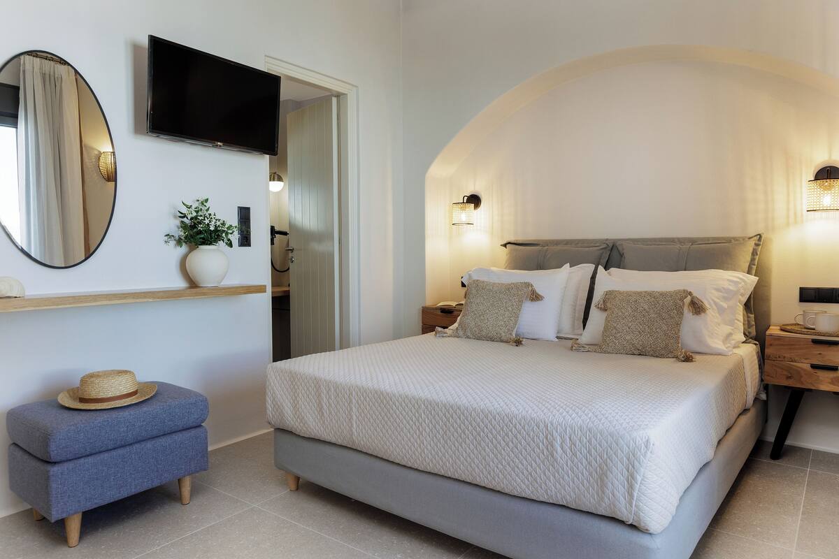 Grande Room with Garden View | In-room safe, laptop workspace, blackout drapes, soundproofing
