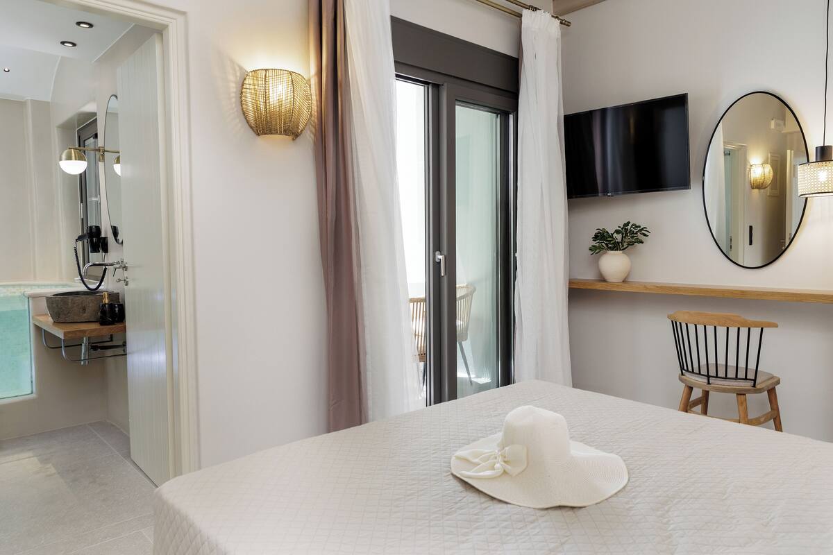 Double Room with Jacuzzi | In-room safe, laptop workspace, blackout drapes, soundproofing