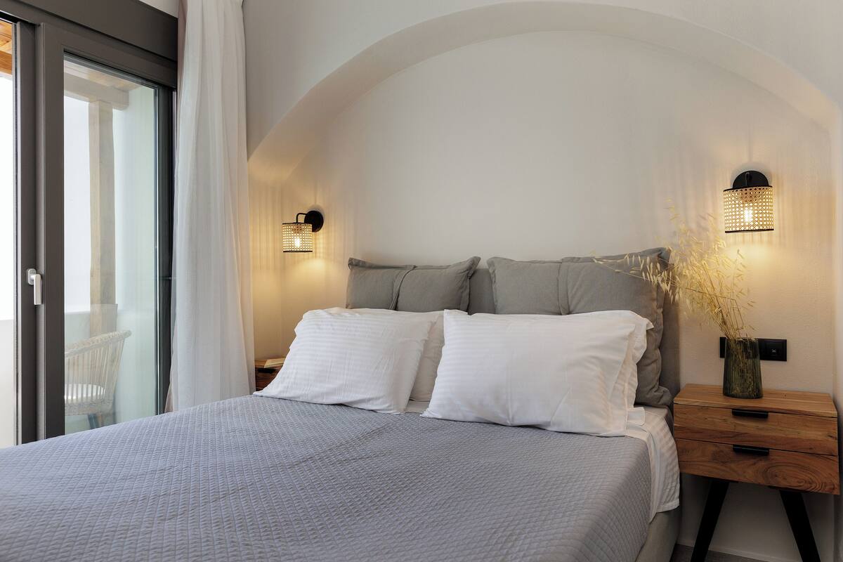 Suite with Two Rooms | In-room safe, laptop workspace, blackout drapes, soundproofing