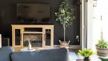 Televisión, chimenea y futbolito