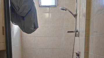 Douche, serviettes fournies, papier toilette