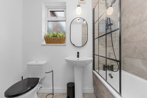 Hair dryer, towels, soap, toilet paper - Blissful Breacks Old Trafford (Stretford)