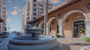 Condo, 1 cama King size y sofá cama, balcón, vista al océano (Sonoran Sun SE 412) | Restaurante al aire libre