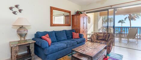 Appart'hôtel, 1 très grand lit, balcon, vue océan (Sonoran Sun SE 210) | Coin séjour | Station d'accueil MP3