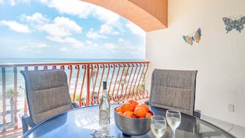 Apartamento, 1 cama de matrimonio grande con sofá cama, balcón, vistas al mar (Sonoran Sun SW 511) | Restaurante al aire libre