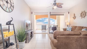 Condo, 1 Katil Raja (King) dengan Katil Sofa, Balcony, Ocean View (Sonoran Sun SW 512) | Ruang tamu | Stesen dok MP3