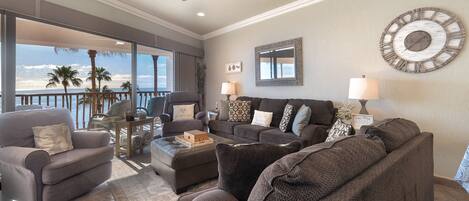 Appartamento, letti multipli, balcone, vista oceano (Sonoran Sun SE 305) | Area soggiorno | Docking station per MP3