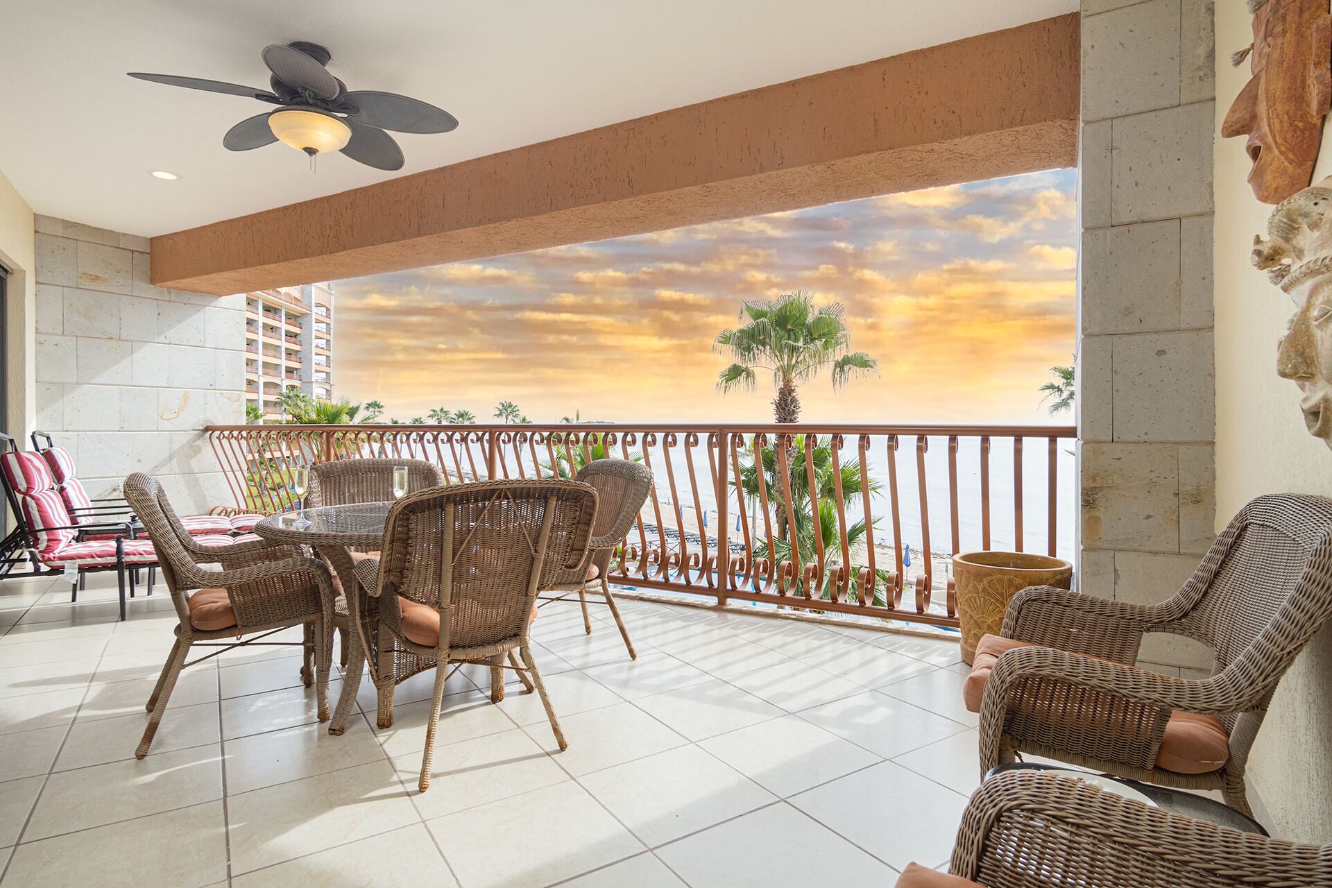Apartamento, varias camas, balcón, vistas al mar (Sonoran Sun SW 305) | Restaurante al aire libre