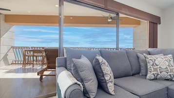 Apartamento, varias camas, patio, vistas al mar (Sonoran Sun SE 807) | Zona de estar | Una estación de conexión para MP3