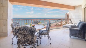 公寓客房, 多張床, 露台, 海景 (Sonoran Sun SE 706) | 室外用餐