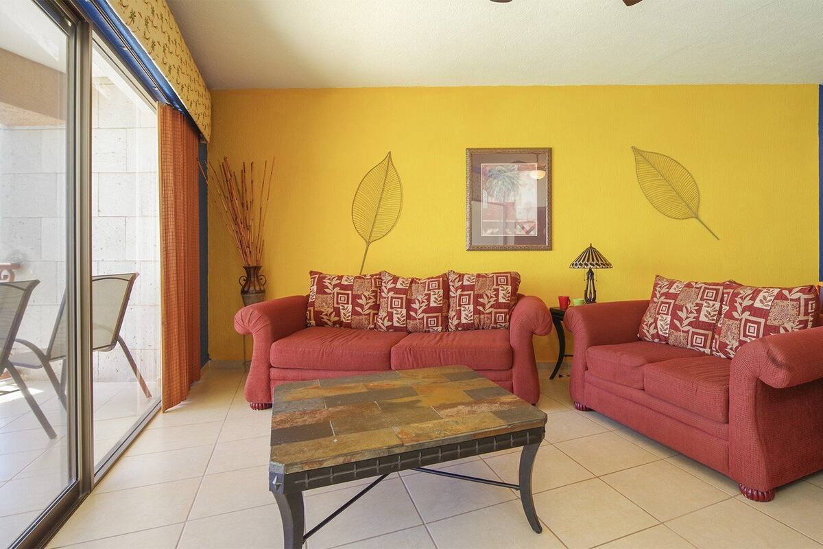 Condo, várias camas, sacada, vista para o oceano (Sonoran Sun SE 702) | Área de estar | Dock para MP3