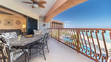 Condo, varias camas, balcón, vista al océano (Sonoran Sun SW 504) | Restaurante al aire libre