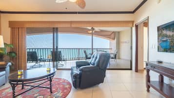Apartamento, varias camas, balcón, vistas al mar (Sonoran Sun SW 504) | Zona de estar | Una estación de conexión para MP3