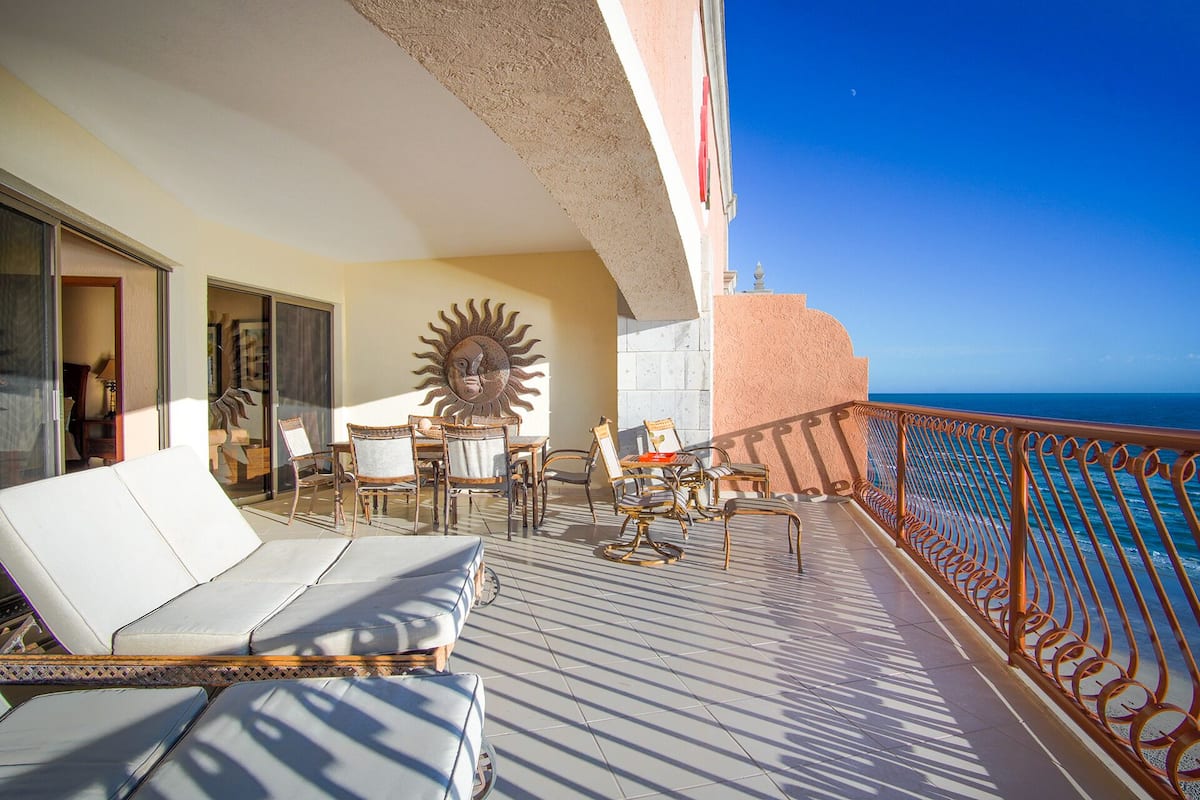 Condo, varias camas, balcón, vista al océano (Sonoran Sun SE 1005) | Restaurante al aire libre