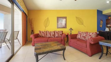 Condo, varias camas, balcón, vista al océano (Sonoran Sun SE 702) | Área de sala de estar | Estación para reproductor de MP3