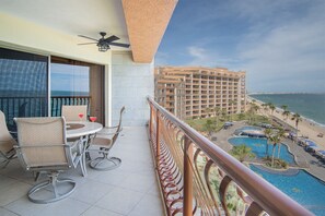 Apartamento, varias camas, balcón, vistas al mar (Sonoran Sun SW 603) | Restaurante al aire libre