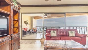 Apartamento, varias camas, balcón, vistas al mar (Sonoran Sun SE 708) | Zona de estar | Una estación de conexión para MP3