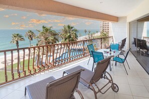 Apartment, Mehrere Betten, Terrasse, Meerblick (Sonoran Sun SE 405) | Speisen im Freien