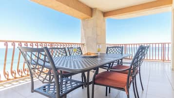 Apartamento, varias camas, balcón, vistas al mar (Sonoran Sun SW 601) | Restaurante al aire libre