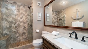 Appartement, Meerdere bedden, balkon, uitzicht op zee (Sonoran Sun SW 309) | Badkamer | Designer toiletartikelen, handdoeken, toiletpapier