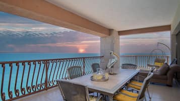 Apartamento, varias camas, balcón, vistas al mar (Sonoran Sun SW 801) | Restaurante al aire libre