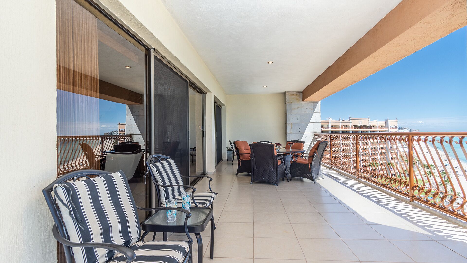Apartamento, varias camas, balcón, vistas al mar (Sonoran Sun SW 901) | Restaurante al aire libre